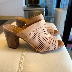 Tom’s Majorca  sandstorm Nubuck perforated mule